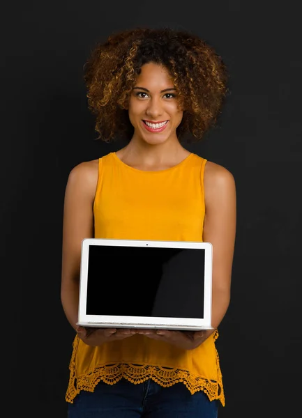 Vacker kvinna anläggning laptop — Stockfoto