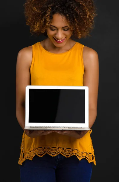 Krásná žena hospodářství laptop — Stock fotografie