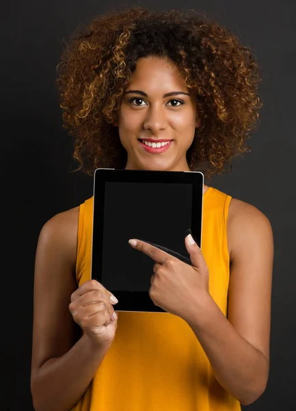 Mulher bonita segurando Tablet — Fotografia de Stock