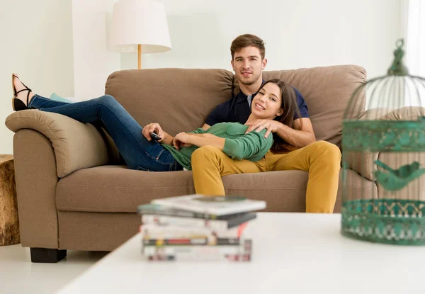 Par sittande på soffan — Stockfoto