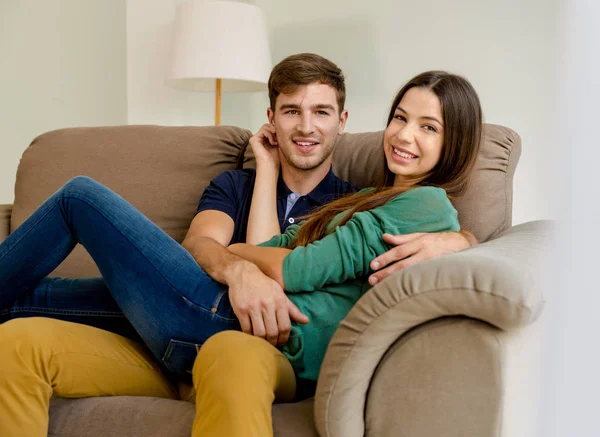 Casal sentado no sofá — Fotografia de Stock