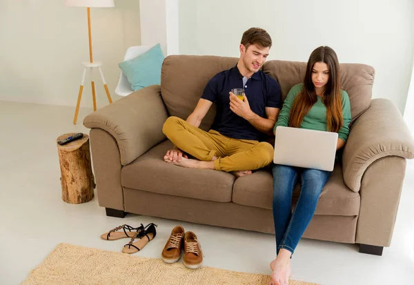 Jovem casal usando laptop — Fotografia de Stock