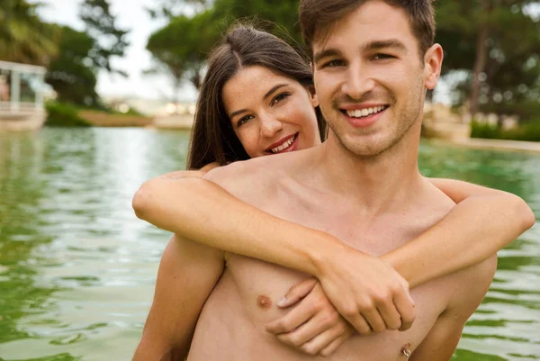 Jovem casal se divertindo — Fotografia de Stock