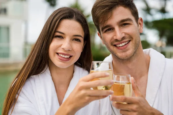 Mladý pár, ochutnávka vína — Stock fotografie