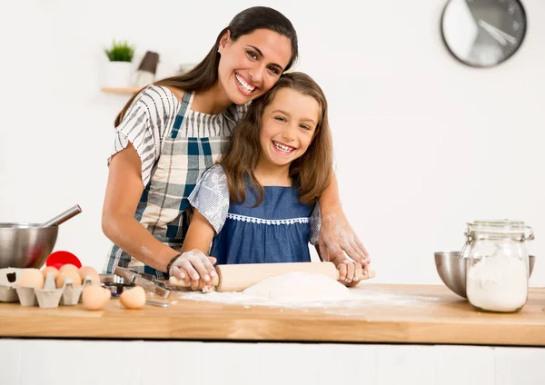 Anne ve kızı mutfakta. — Stok fotoğraf