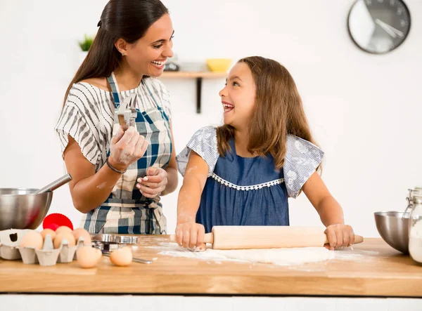 Família se divertindo na cozinha — Fotografia de Stock