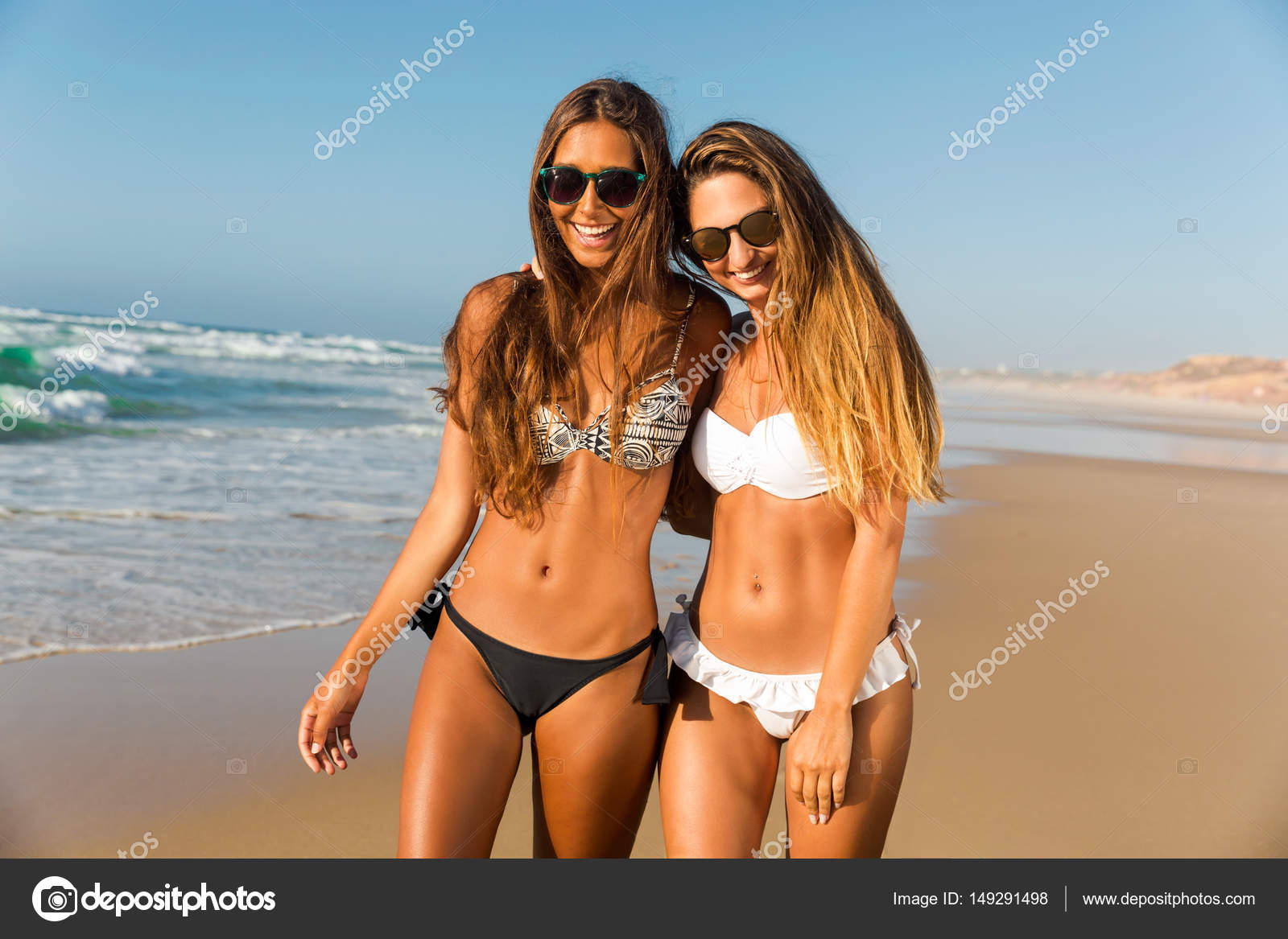 Desobediencia Por separado Amanecer Mujeres en bikini fotos de stock, imágenes de Mujeres en bikini sin  royalties | Depositphotos