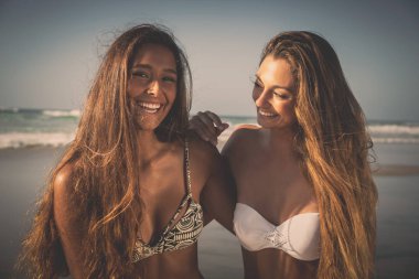 Arkadaşlarım sahilde 