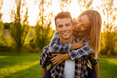 mutlu çift günbatımı