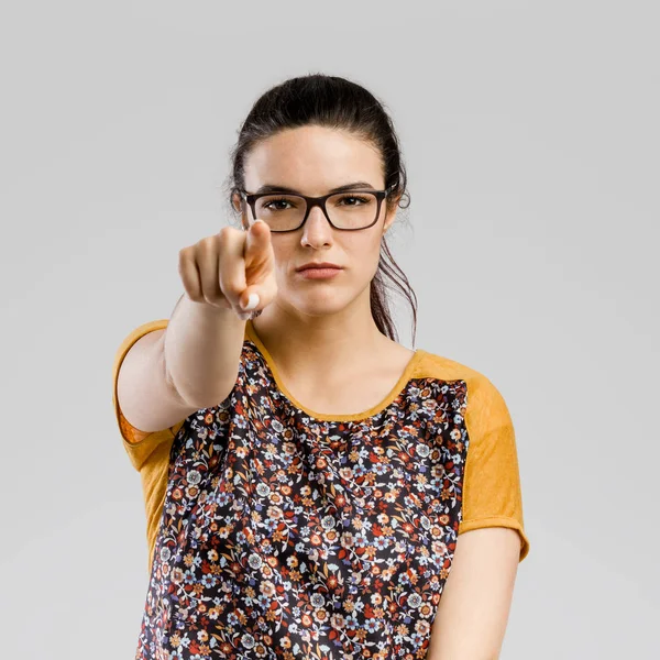 Frau zeigt auf Kamera — Stockfoto