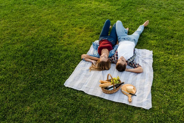 Couple camping on nature — Stock Photo, Image