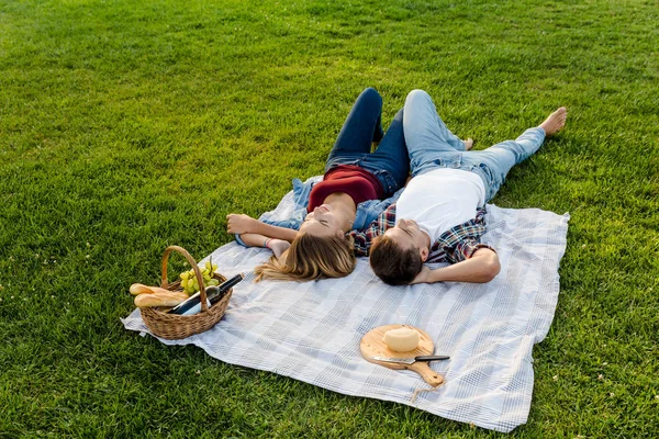 Casal acampar na natureza — Fotografia de Stock