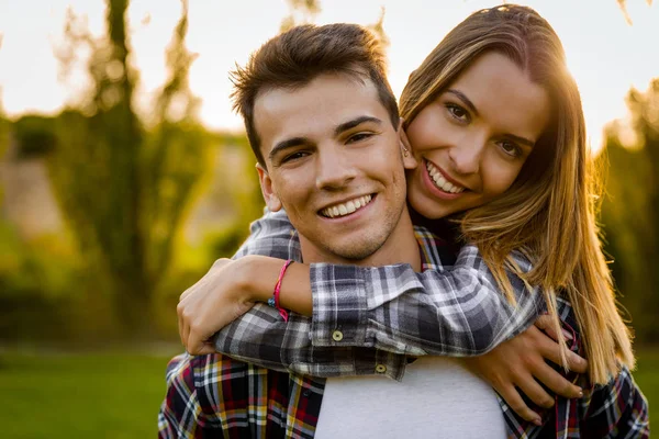 Pareja en la naturaleza en la puesta del sol —  Fotos de Stock