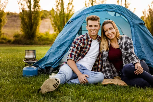 Pareja camping en la naturaleza —  Fotos de Stock