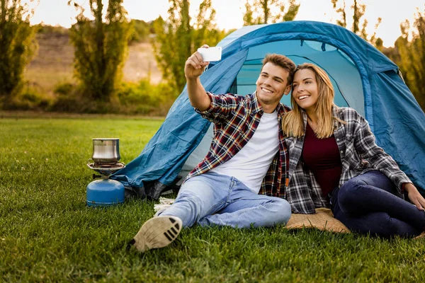 Casal feliz camping — Fotografia de Stock