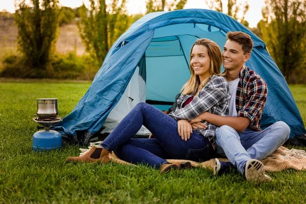 Felice coppia campeggio — Foto Stock