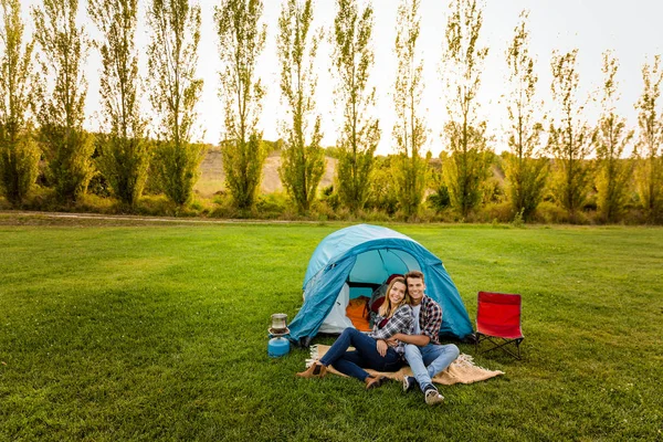 Gelukkige paar camping — Stockfoto