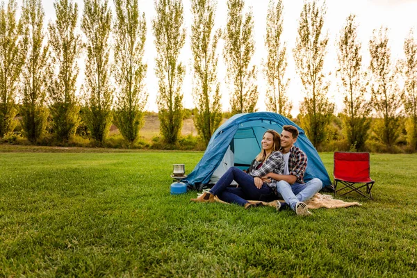 Lyckliga paret camping — Stockfoto