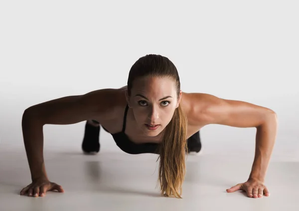 Vrouw doet push-ups — Stockfoto