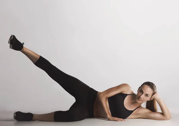 女性を尻の筋肉トレーニング — ストック写真