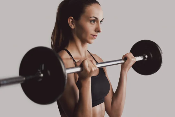 Woman lifting weights — Stock Photo, Image