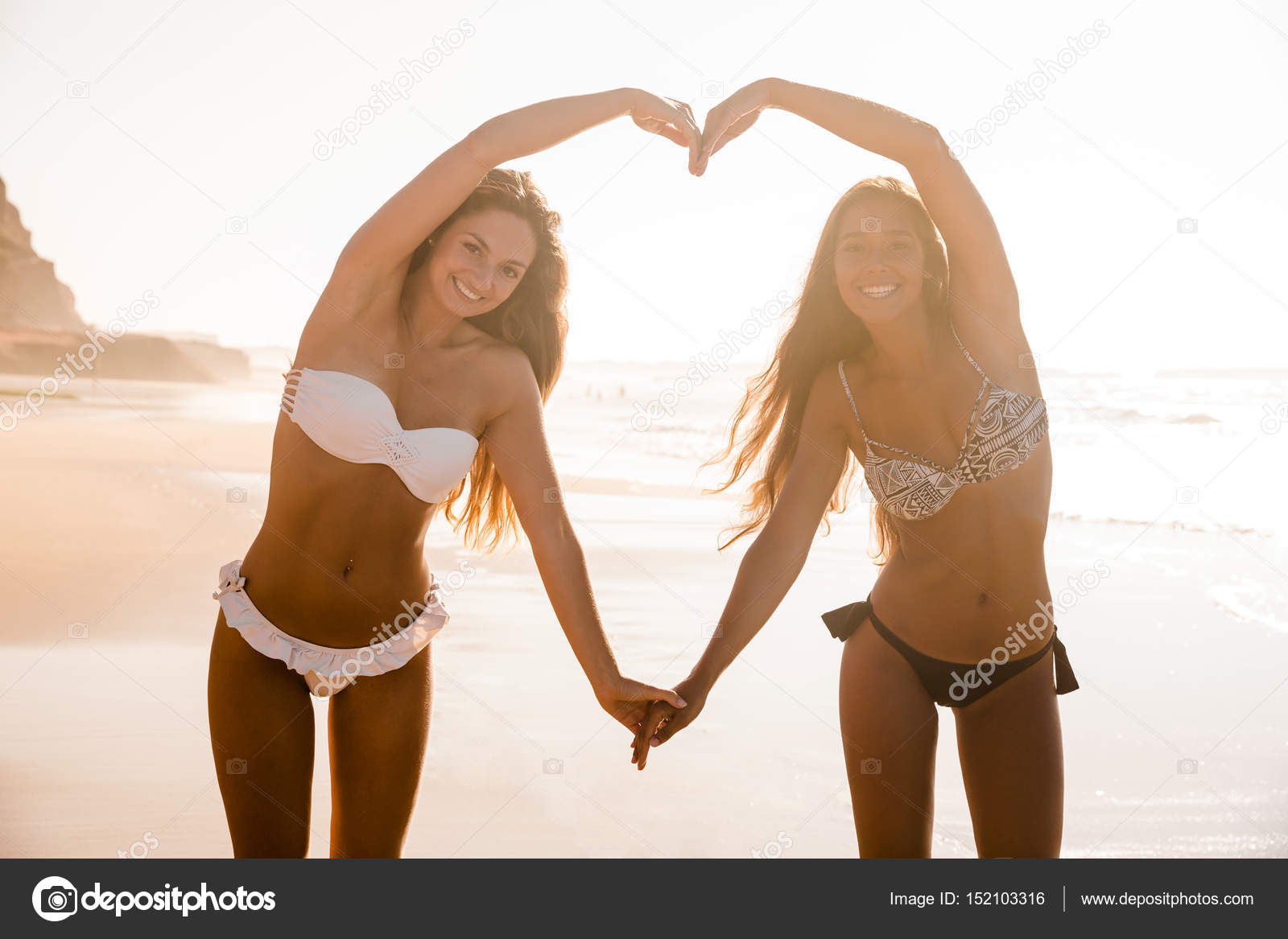 Meninas bonitas andando na praia fotos, imagens de © ikostudio #149291426