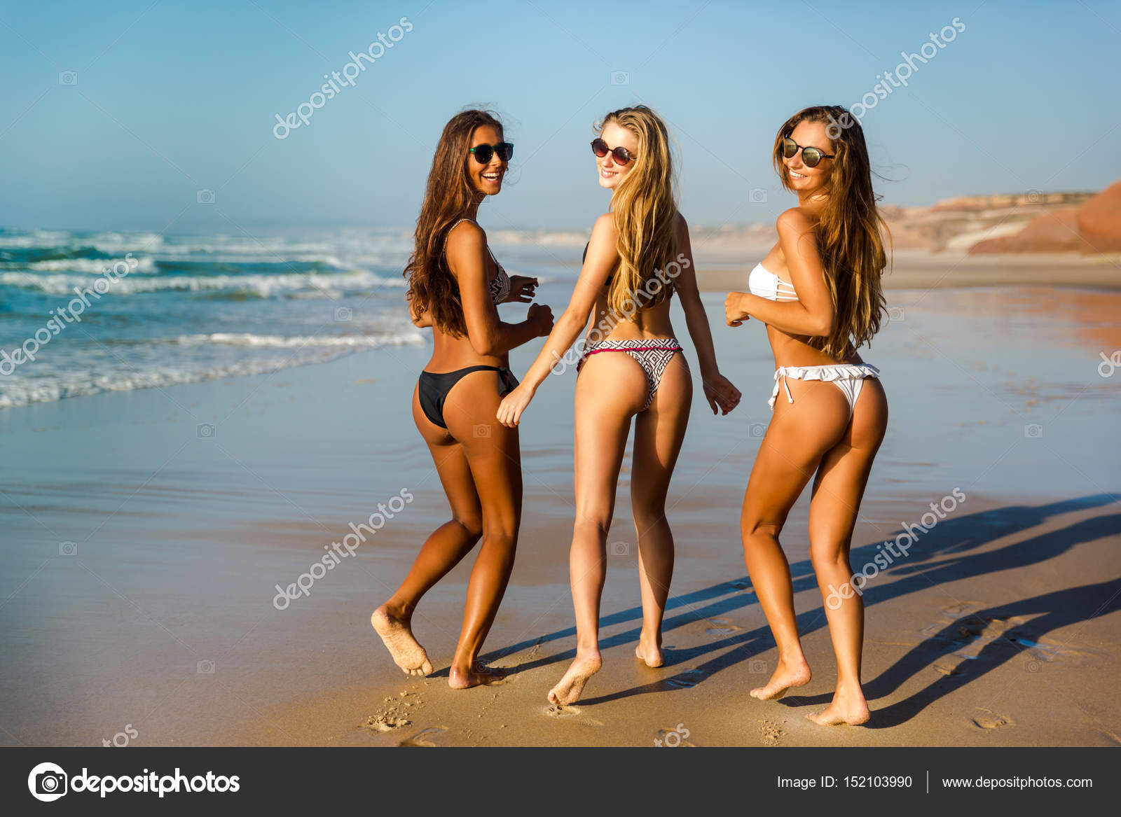Três Meninas Bonitas Se Divertindo Na Praia Foto Royalty Free, Gravuras,  Imagens e Banco de fotografias. Image 73487361