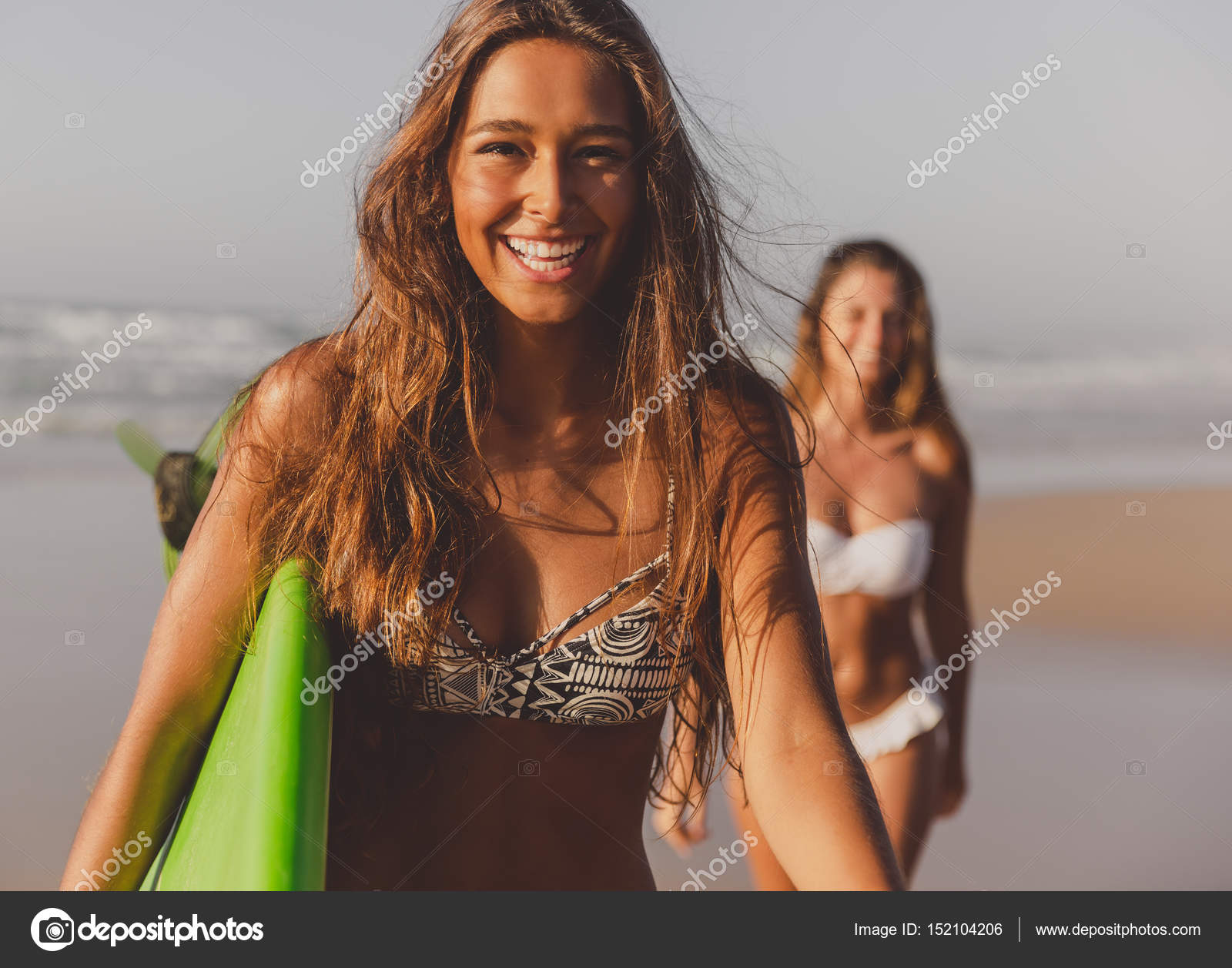 Meninas bonitas andando na praia fotos, imagens de © ikostudio #149291426