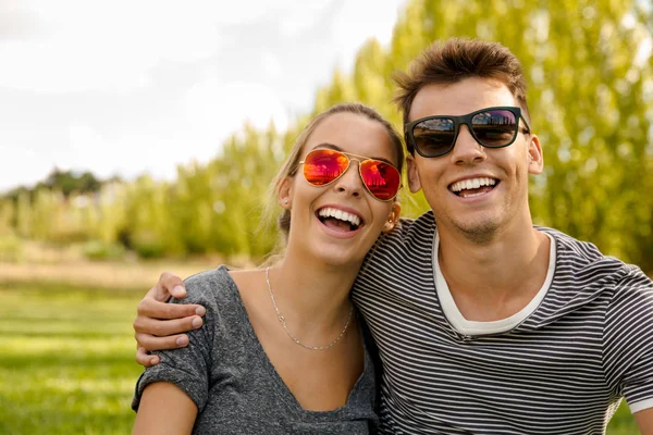 Feliz jovem casal — Fotografia de Stock