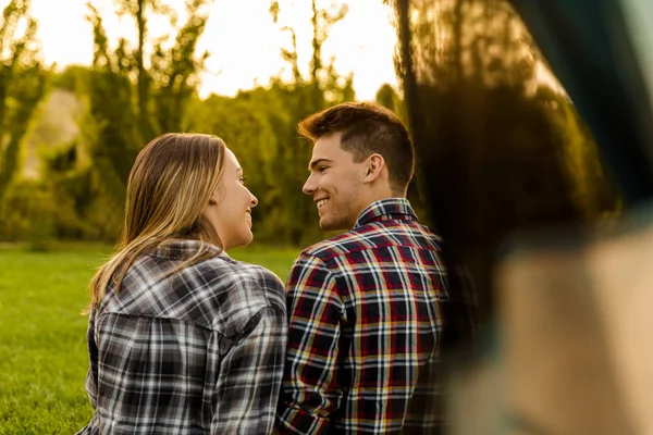 Pareja feliz camping —  Fotos de Stock