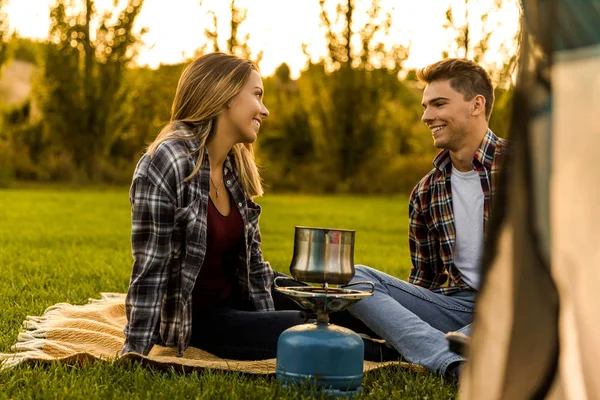 Casal feliz camping — Fotografia de Stock