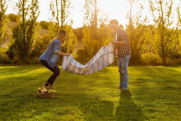 Couple getting ready for a picnic — Stock Photo, Image