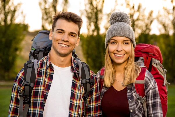 Молодая пара с рюкзаками — стоковое фото