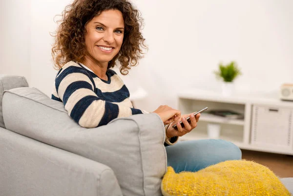 Mujer enviando un mensaje de texto — Foto de Stock