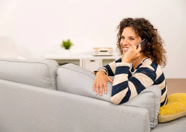 Mujer haciendo una llamada telefónica — Foto de Stock