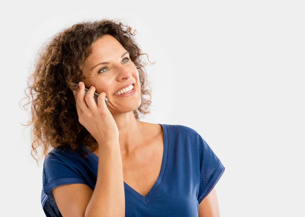 Lycklig kvinna pratar på telefon — Stockfoto