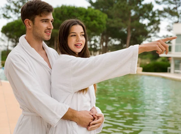 Pareja joven disfrutando de vacaciones —  Fotos de Stock