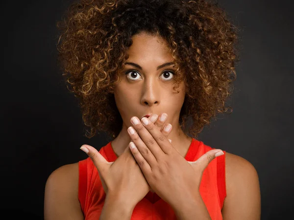 Donna che si copre la bocca con le mani — Foto Stock