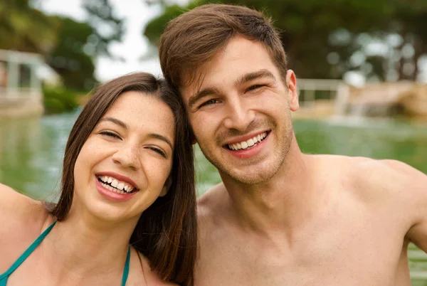 Jovem casal abraçado — Fotografia de Stock