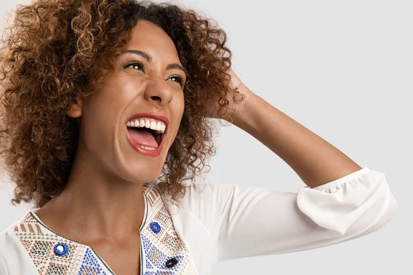 Mujer afroamericana riendo — Foto de Stock