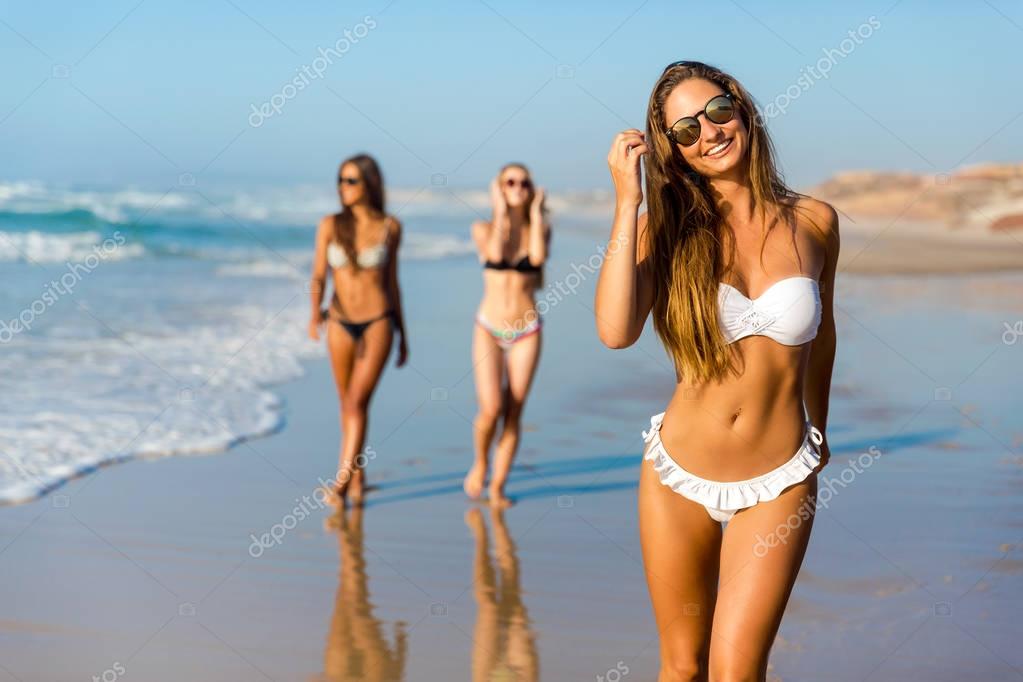 Три Девушки На Пляже