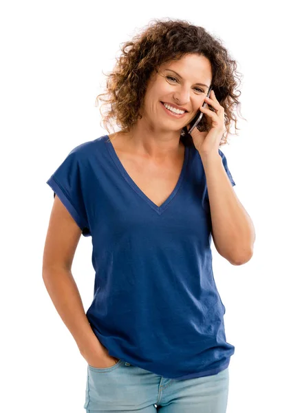 Lycklig kvinna pratar på telefon — Stockfoto