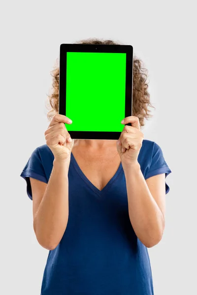 Donna felice che tiene tablet — Foto Stock