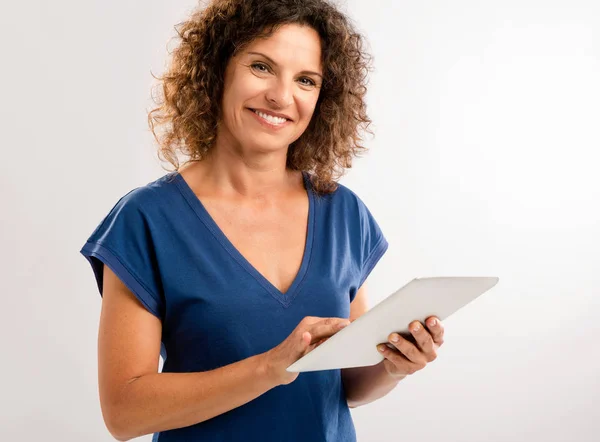 Mujer feliz trabajando con una tableta — Foto de Stock