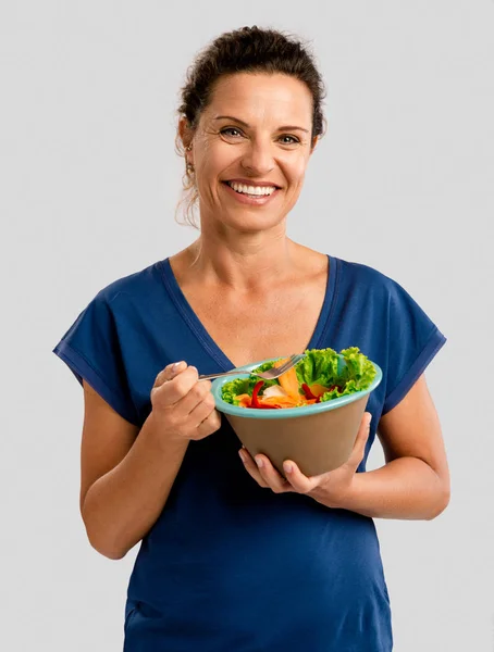 Mulher saudável comer salada saudável — Fotografia de Stock