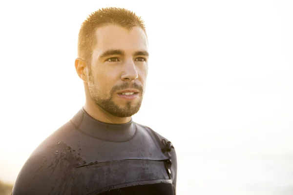 Guapo joven surfista sonriendo — Foto de Stock