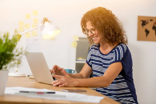 Bir dizüstü bilgisayar ile çalışan kadın — Stok fotoğraf