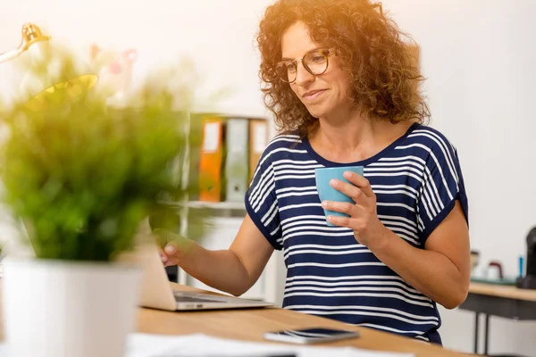 Mulher de meia idade beber café — Fotografia de Stock