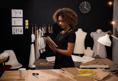 Moda Tasarımcısı bir tablet ile çalışma 