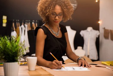kadın moda tasarımcısı çalışma